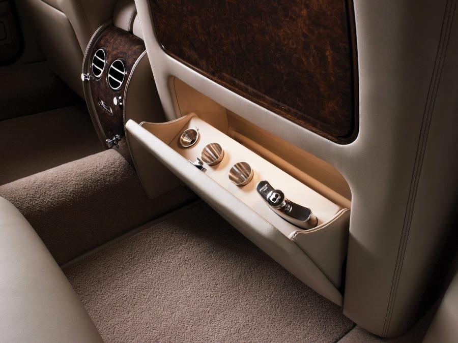 Детали интерьера Bentley Arnage Final Series 2008 года  (фото 13 из 19)